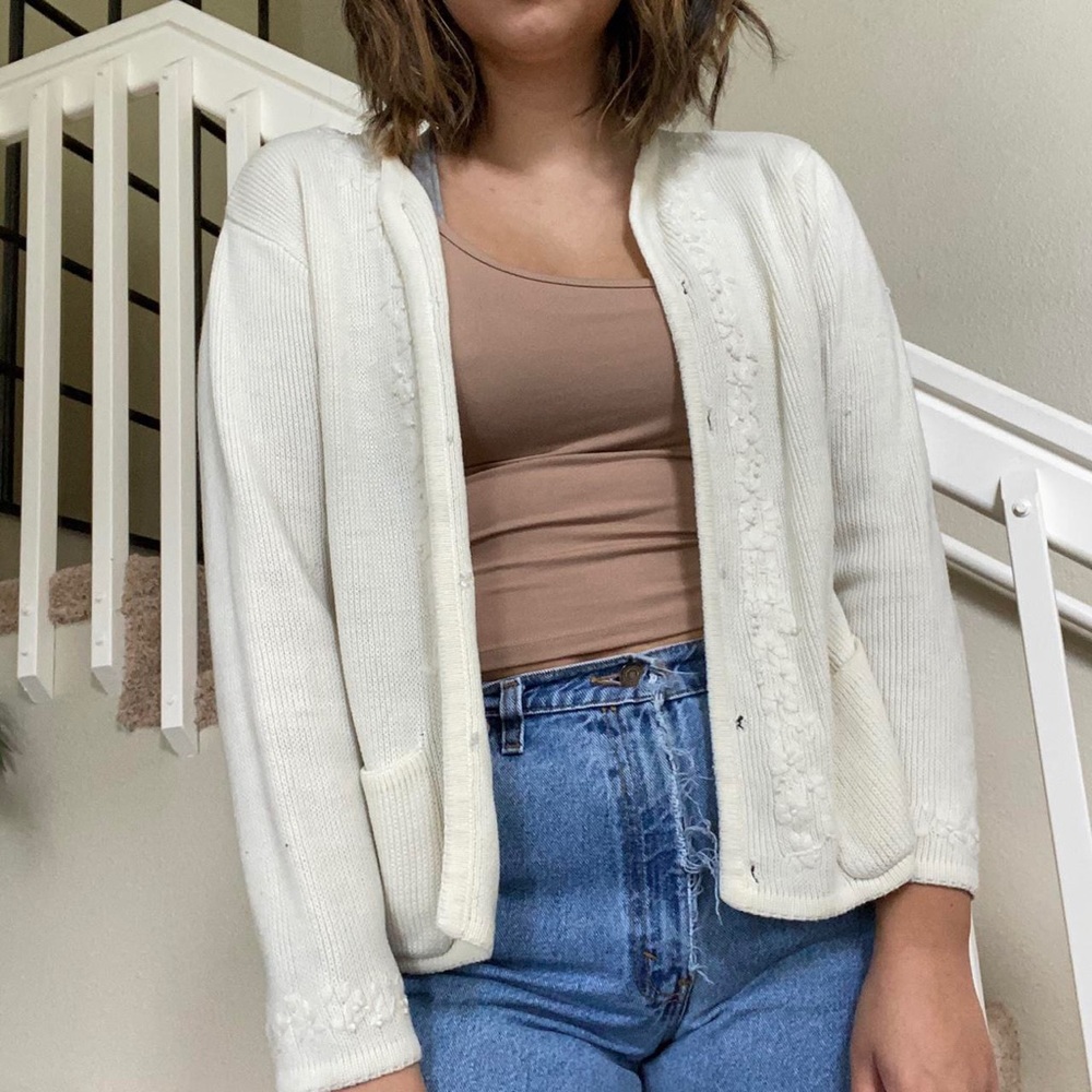 Vintage white cardigan with flower embroidery throughout 🌼